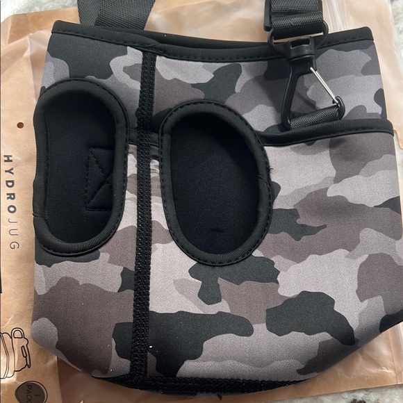 HydroJug  Camo Insulated Sleeve  in Black and Gray - Picture 3 of 7